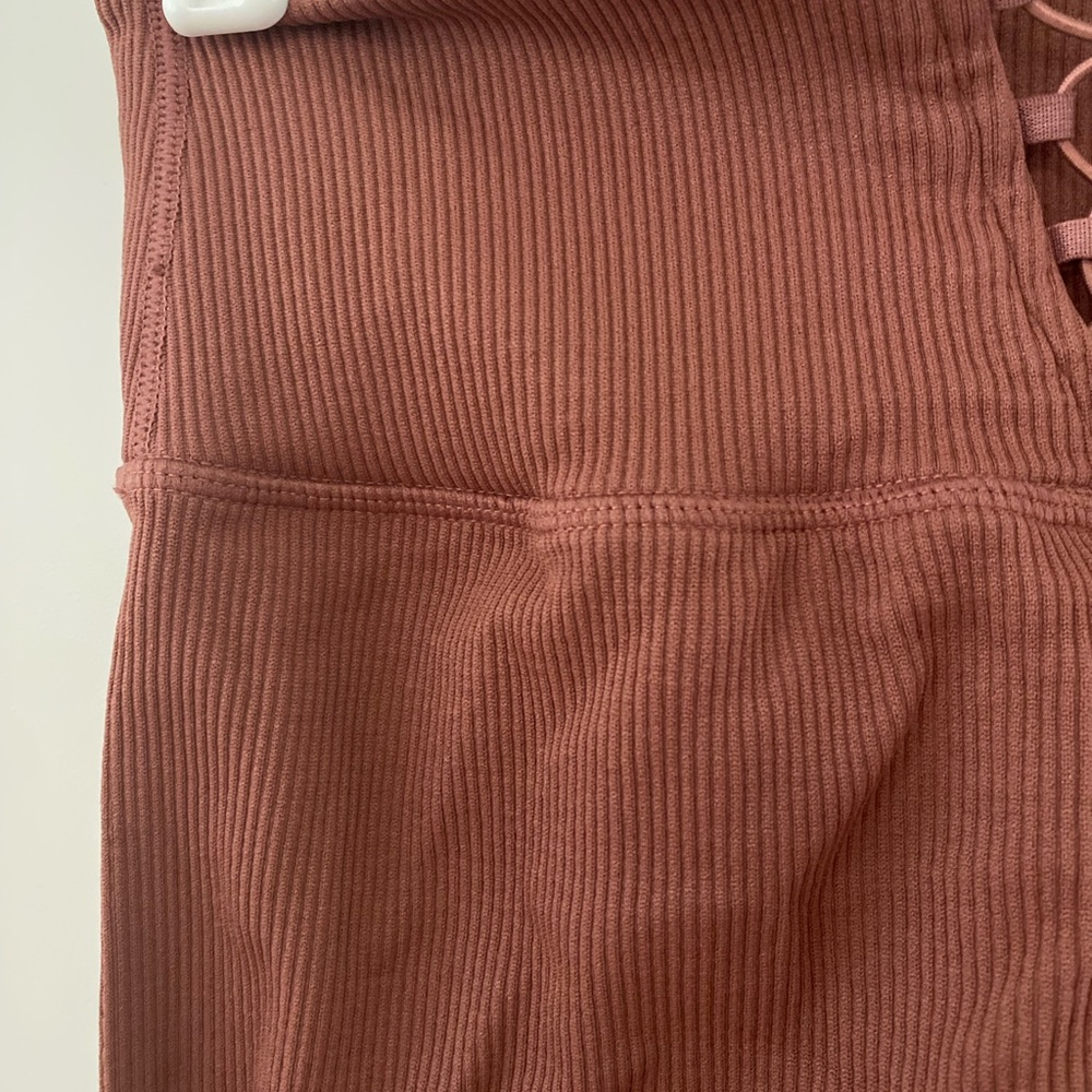 High-Waisted Ribbed Leggings - Picture 4 of 5